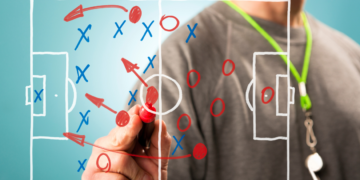 Trener ustalający taktykę na mecz piłki nożnej